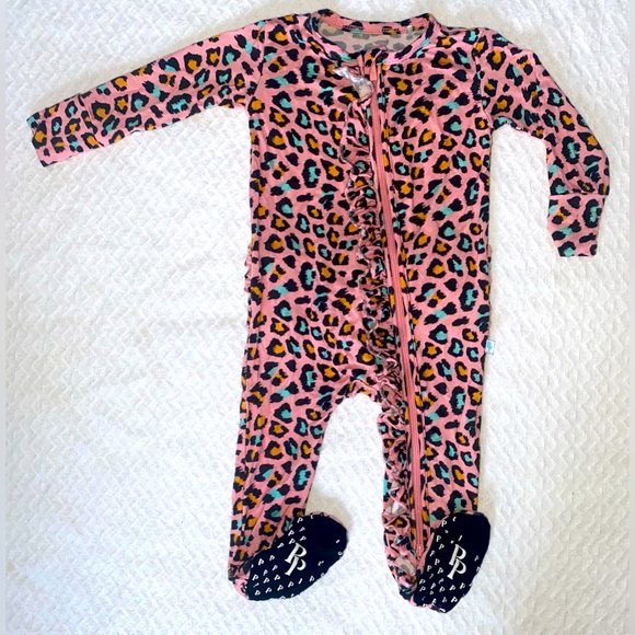 ✨ POSH PEANUT ✨ Footie Ruffled Zippie Sz 3-6Months - Picture 2 of 6